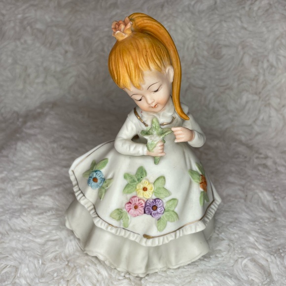 Vintage Lefton Antique Ivory Blond Girl With Flowers Hand Painted. Made in Japan - Picture 4 of 7